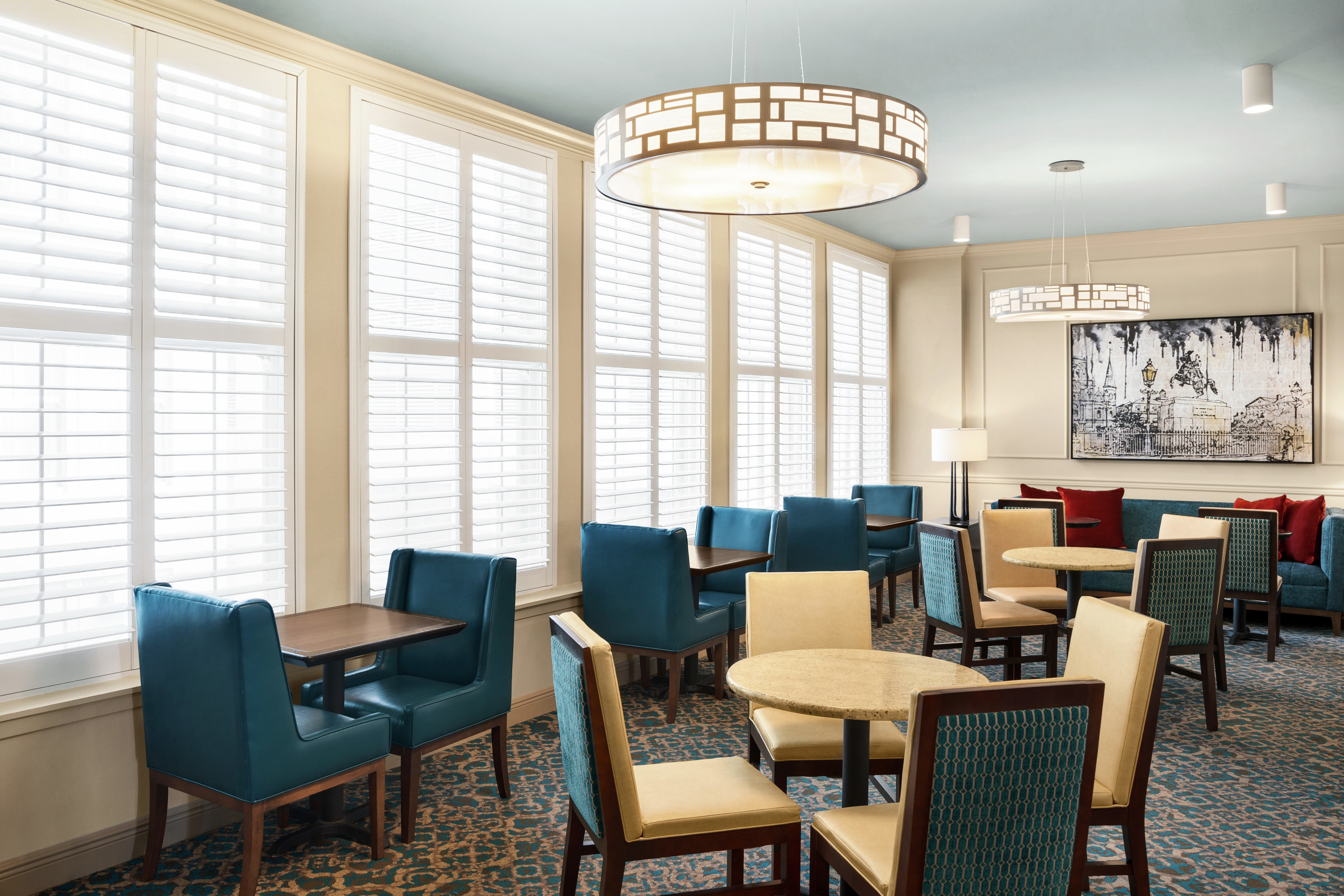 Bright breakfast area with ample seating.