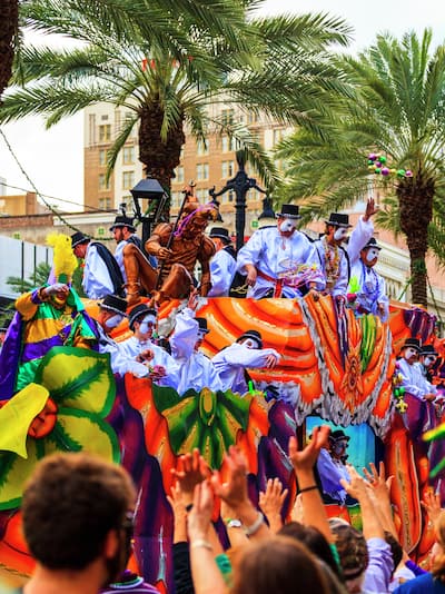 desfile de mardi gras con payasos flotando