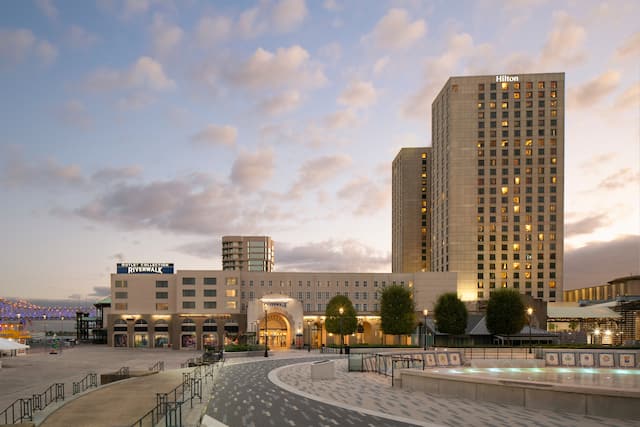 Hilton New Orleans Riverside hotel exterior