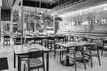 Jídelní stoly a stánky restaurace Ginger Roux