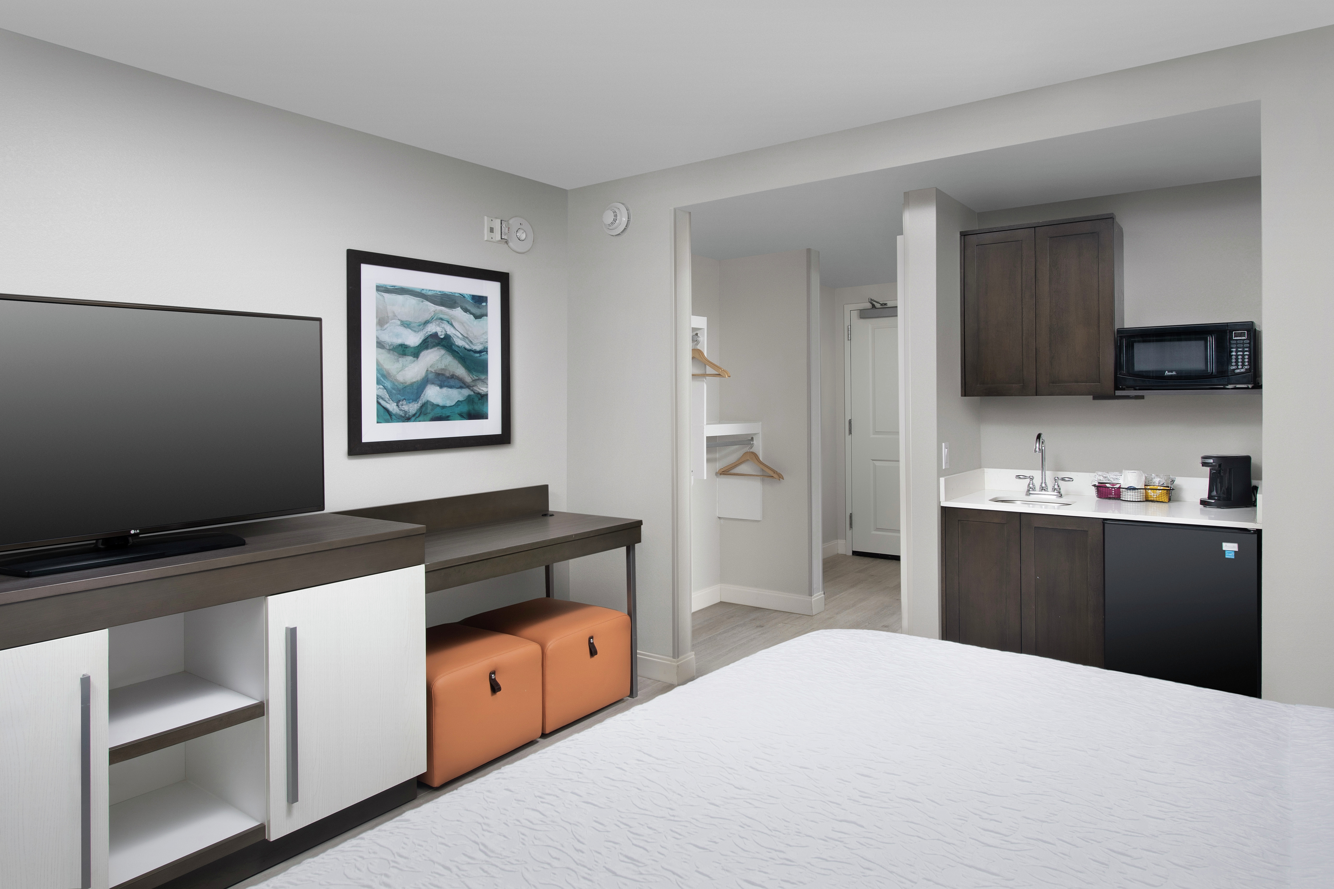 Accessible King Guest Room with Wetbar