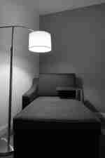 Sitzbereich mit Queensize-Bett 