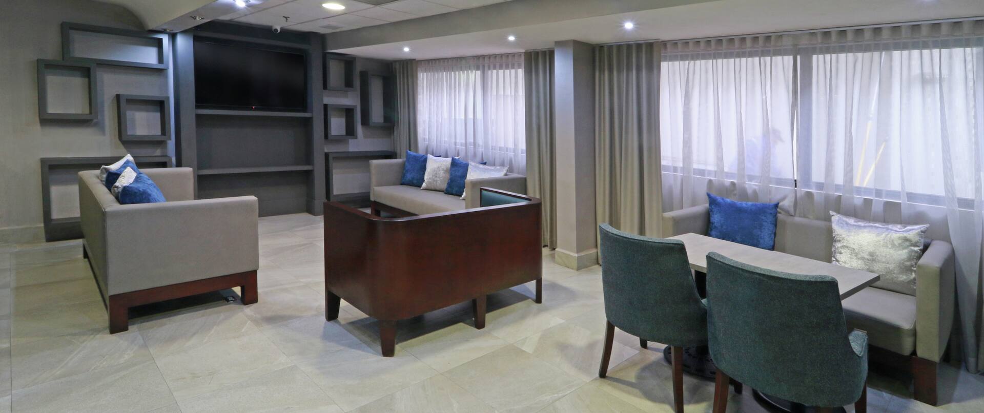 Área de lounge del hotel Hampton Inn con tecnología