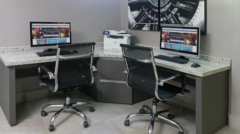 Centro de negocios con tecnología y sillas de oficina