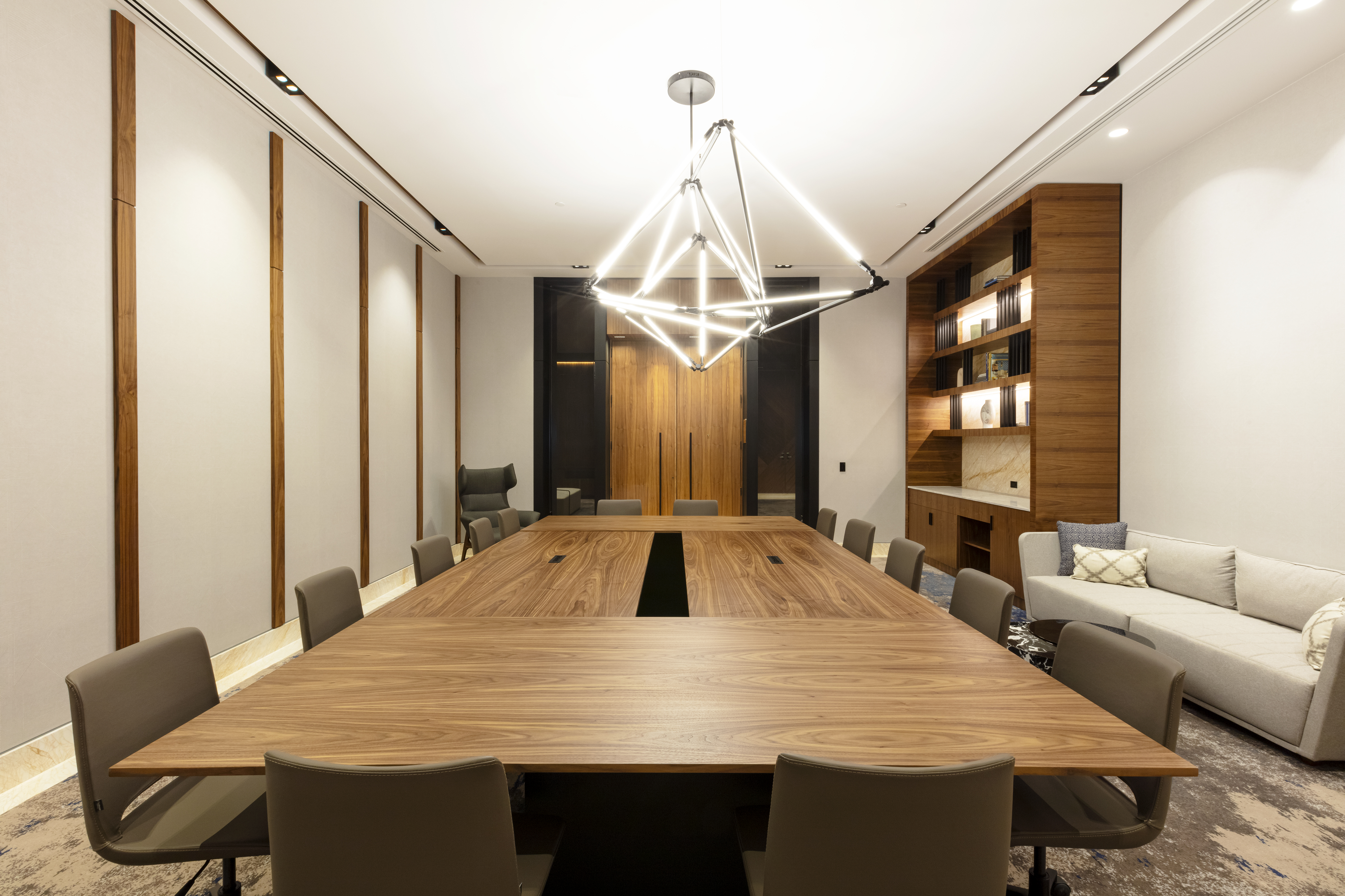 cedro boardroom with table and chairs