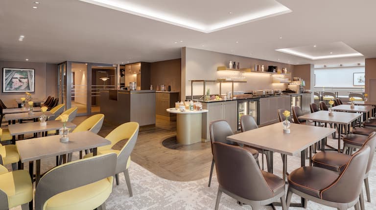 Executive Lounge mit vier Etagen und Sitzgelegenheiten, Buffet-Bereich und Getränkestation