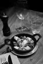 طاولة عليها طعام في طبق وكؤوس فارغة