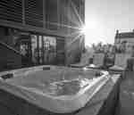 تراس خارجي به حوض استحمام ساخن ومقاعد للتمدد