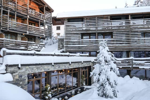 Cour enneigée extérieure de l'hôtel