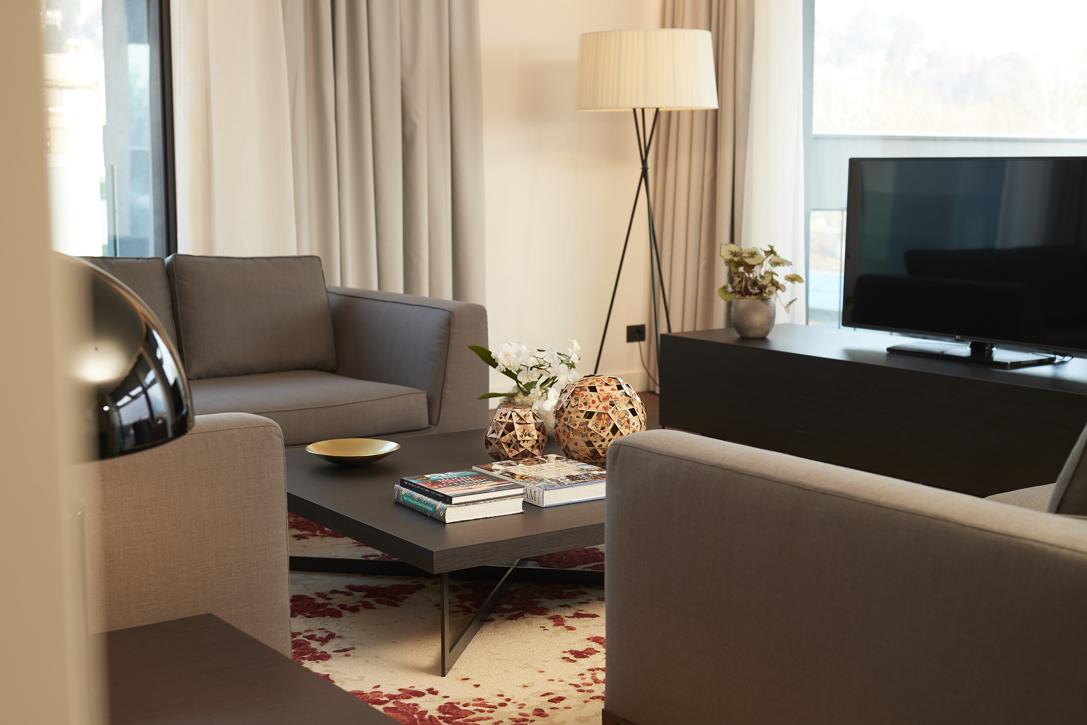 Suite Presidential - Salotto con divani, tavolino e TV ad alta definizione