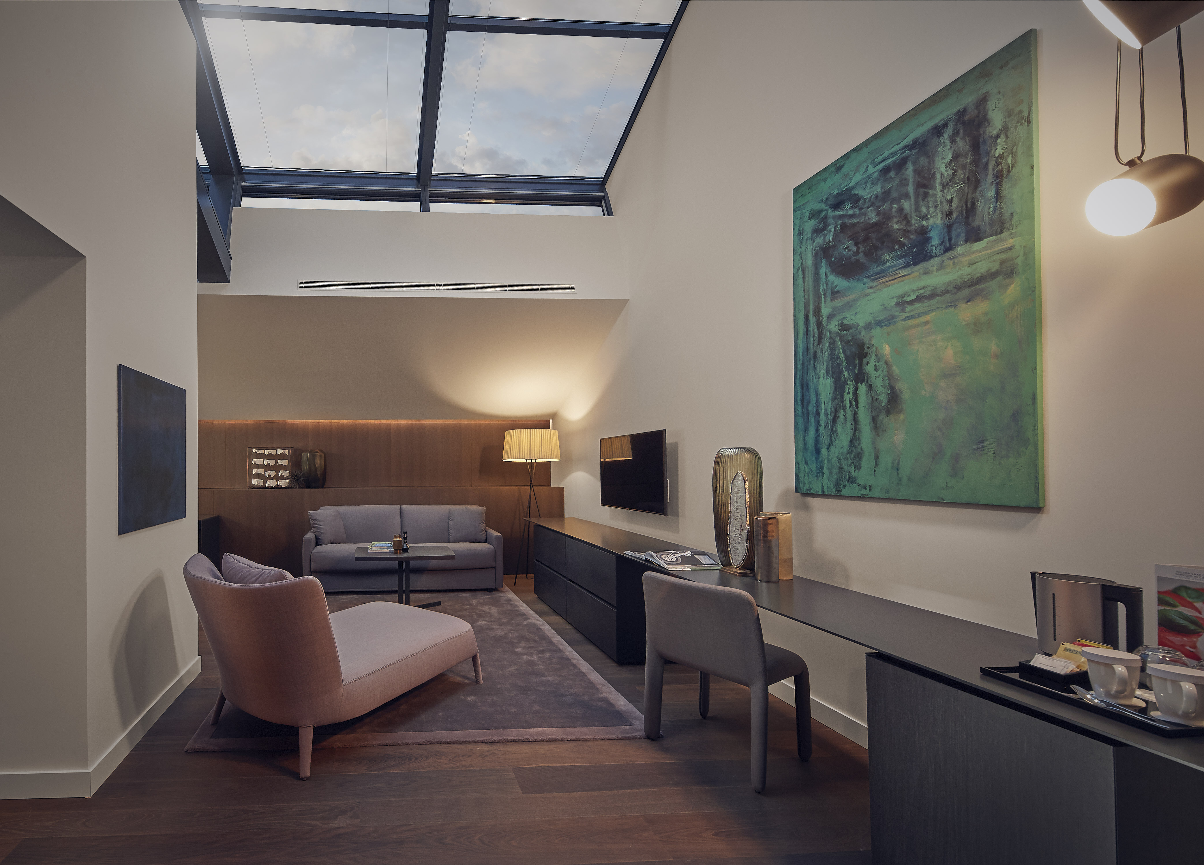 Suite Duplex - Zona soggiorno con divani, TV e scrivania