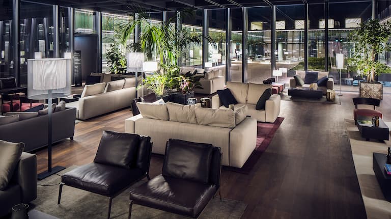 Salotto della lounge con divani e vetri a cubo