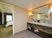 King Suite with Whirlpool Bahroom