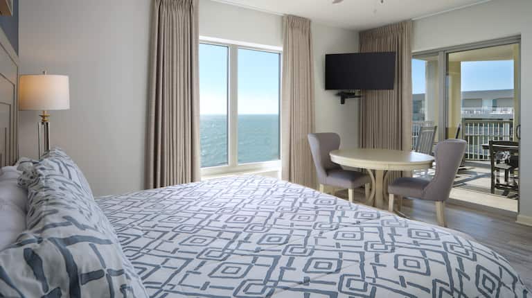 客房,1张特大床,电视,水景窗景,阳台