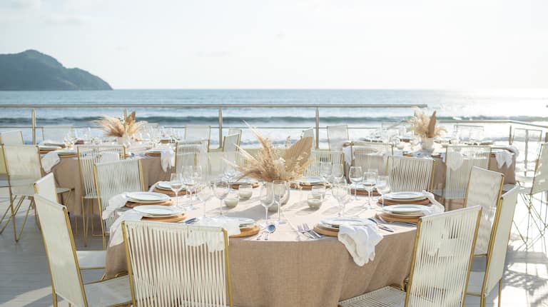 mesas para banquetes en el patio con vista al mar