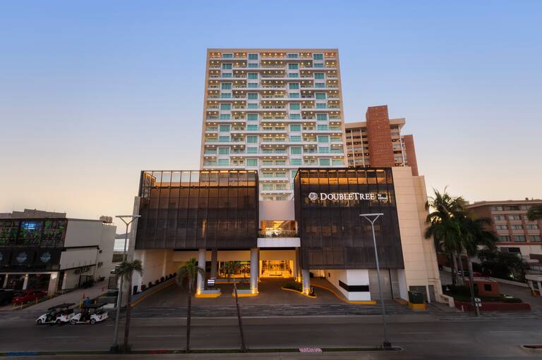 Fachada del hotel DoubleTree by Hilton Mazatlan