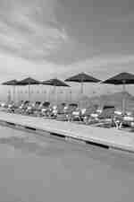 cadeiras à beira da piscina