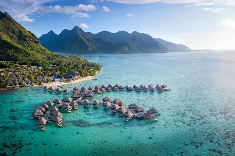 Luftaufnahme des Resorts in der Lagune, umgeben von Bergen