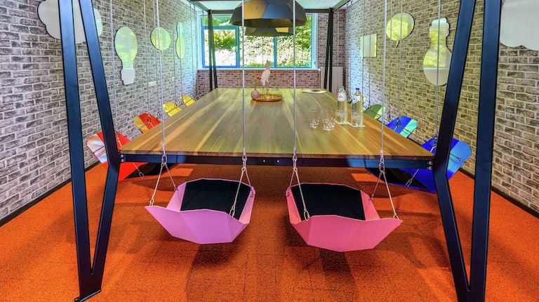 Kleurrijke vergaderzaal met schommelstoelen