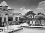 Blick auf Swimmingpool und Barbereich