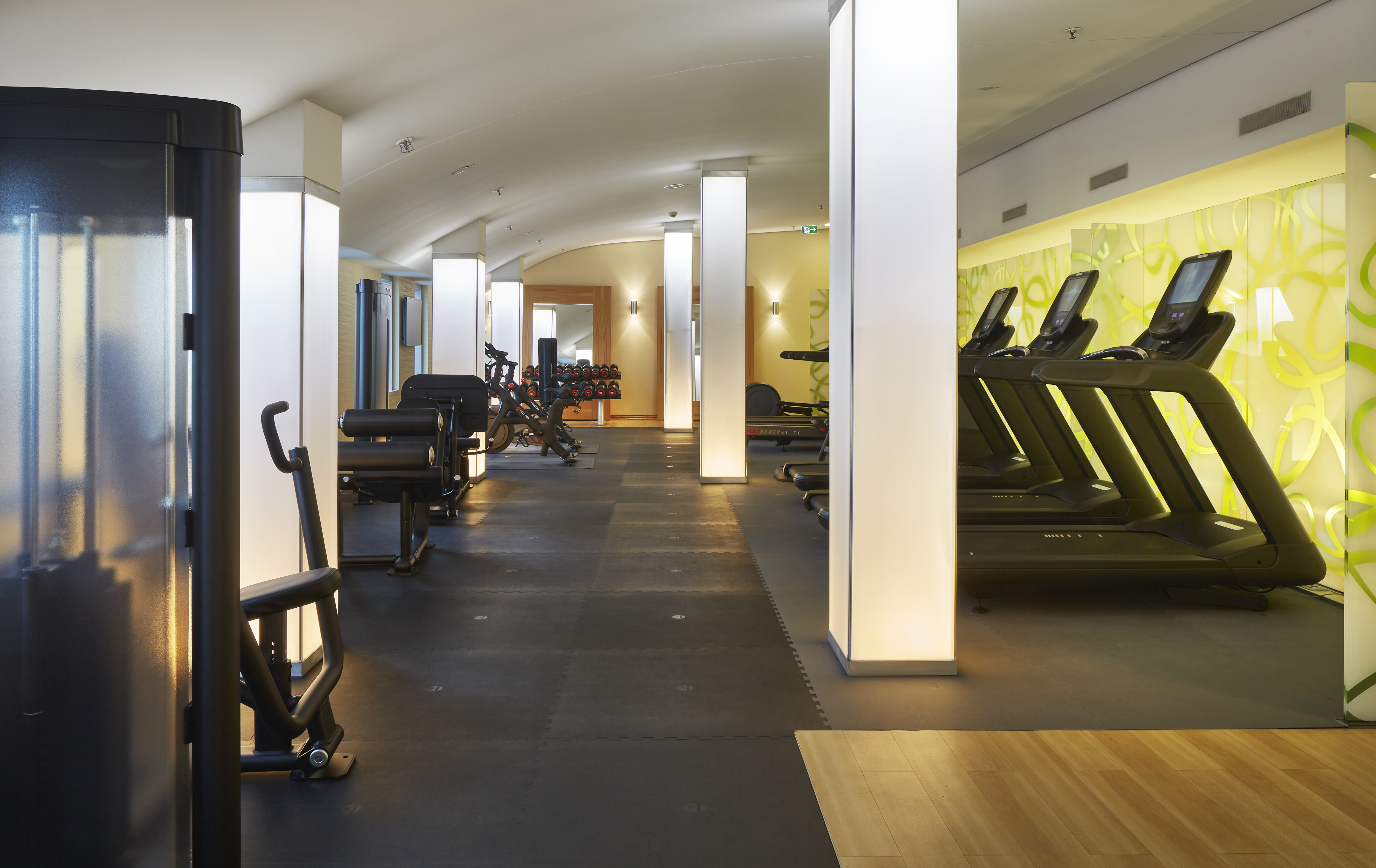 Sala fitness con tapis roulant e pesi