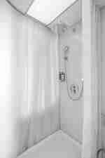 設有淋浴間的客房浴室