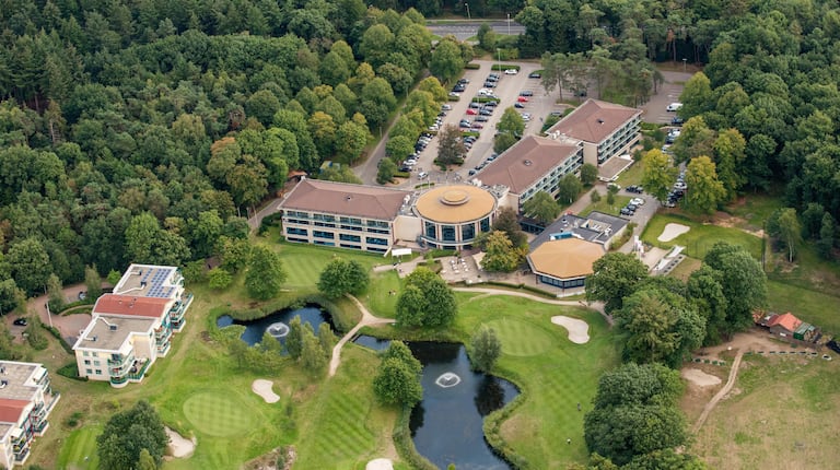 Luchtfoto van hotel en golfbaan