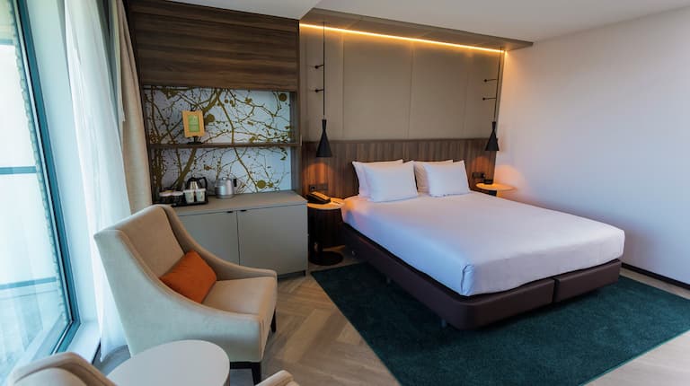 Deluxe Zimmer mit Kingsize-Bett und Blick auf den Golfplatz