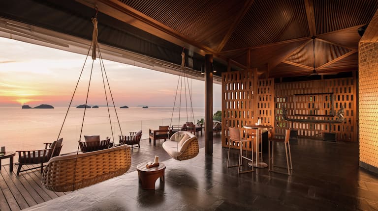 Pemandangan Teluk Thailand dari Teras Lounge KO