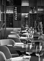 Area restoran dengan meja dan kursi