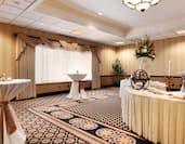 DoubleTree Hotel Aspen Room for Social Gatherings with Tables