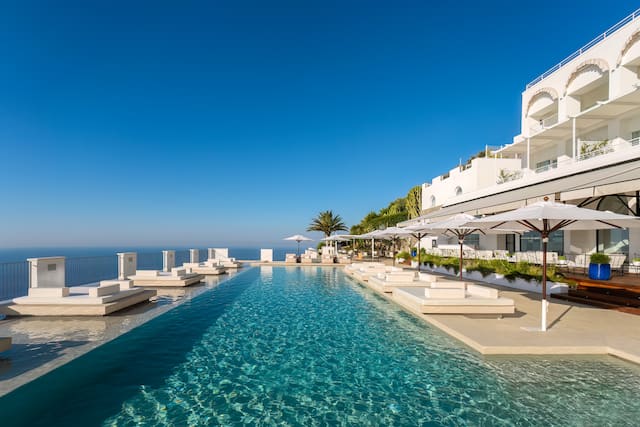 Extérieur de l'hôtel avec piscine extérieure