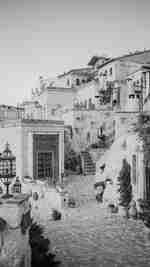 Immagine dell'esterno dell'hotel, che mostra una porta e delle scale. L'immagine mostra come l'hotel è costruito su un pendio.