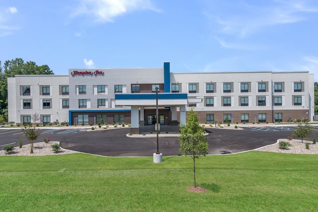 Hampton Inn Hotel Exterior