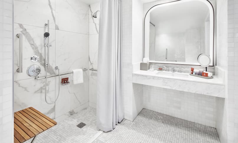 Camera attrezzata per ospiti con disabilità - Bagno con doccia ad accesso facilitato - Passaggio precedente