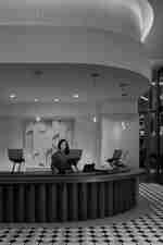 Člen týmu u recepce v hotelové hale