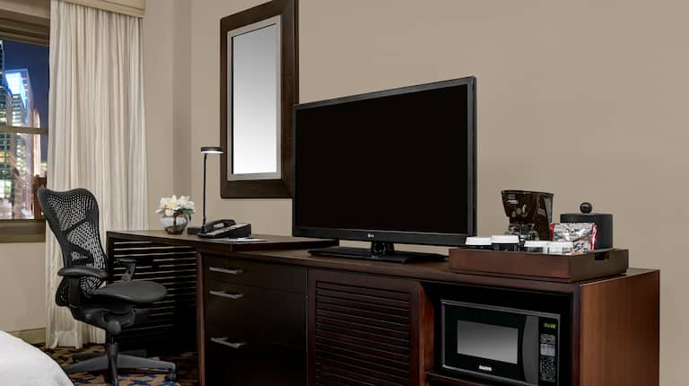 Zimmer mit Schreibtisch und Fernseher