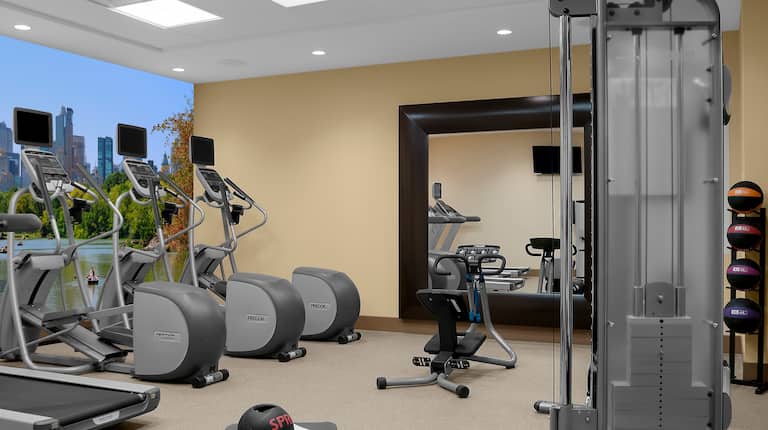 Fitnesscenter mit Trainingsgeräten