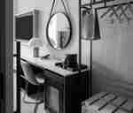 โต๊ะทํางานและโทรทัศน์ในห้องพัก