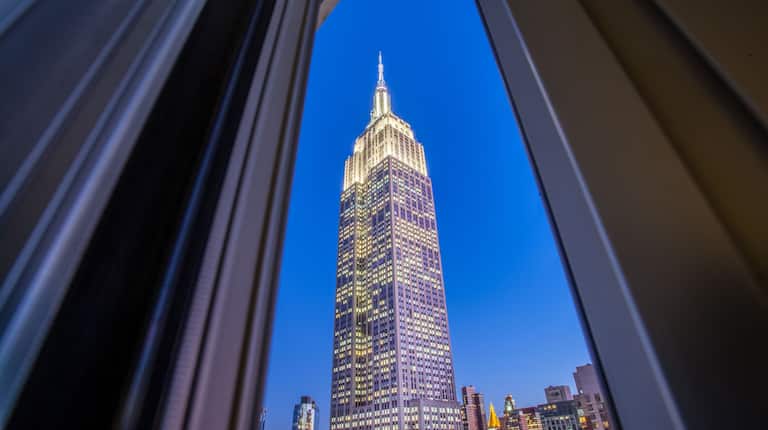 Vista nocturna del edificio Empire State desde la habitación