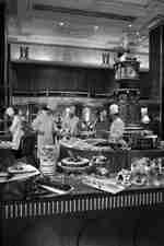 Chef Mempersiapkan Prasmanan Brunch