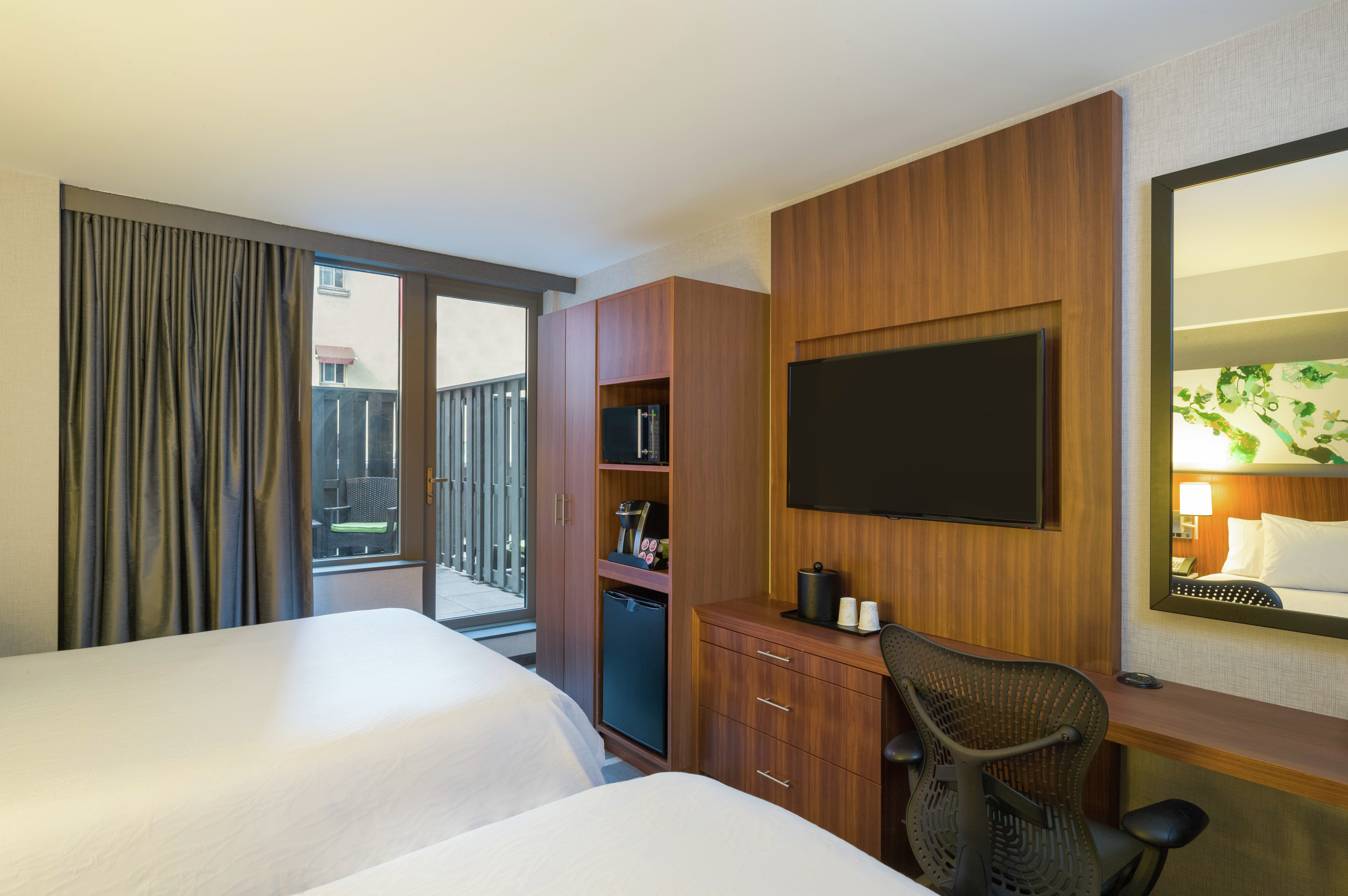  Zimmer mit 2 Queensize-Betten – Außenterrasse