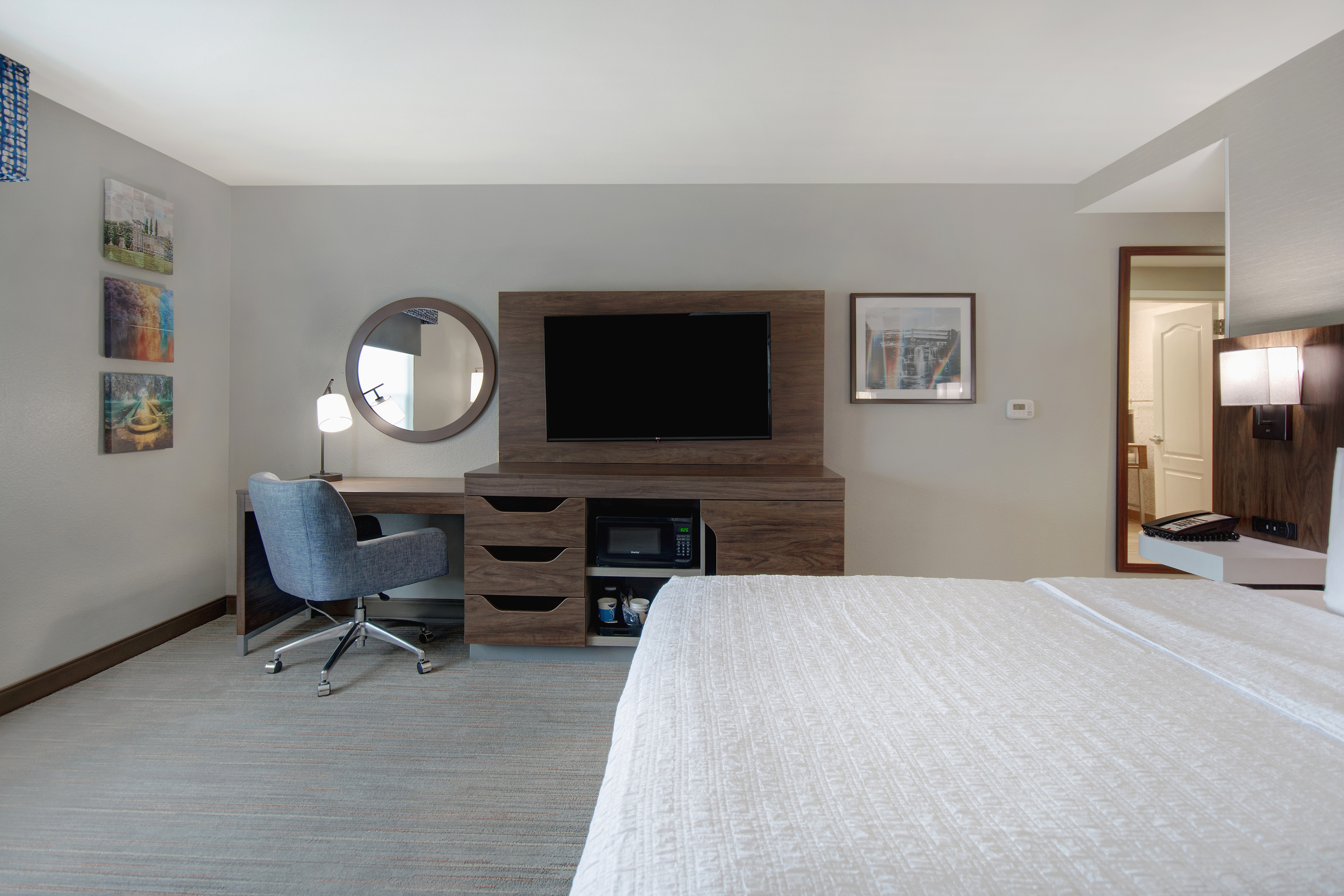 King Guestroom With Work Space