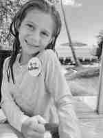 女孩帶著生日按鈕微笑