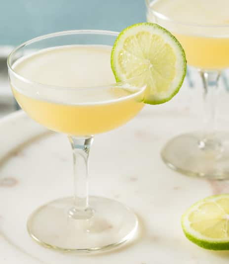 gimlet cocktail with lime