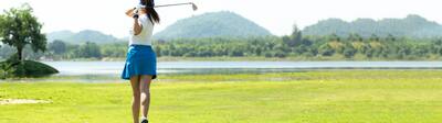 Golf oynayan kadın