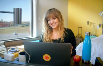 Tru by Hilton Manassas’ front desk agent, Margie Curran, showing us how to set up a remote workspace. 