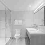 Пример размещения хорошо освещенной гостевой ванной комнаты с душевой кабиной, туалетом и большим туалетным столиком с местом для хранения под ним