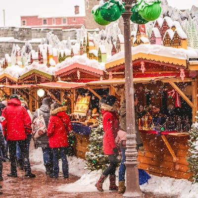 Quebec'teki karlı açık hava tatil festivalinde teraslar