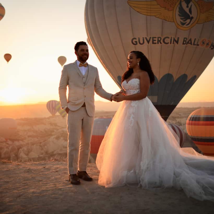 Yazar Jessica Poitevien eşiyle Türkiye'de poz veriyor